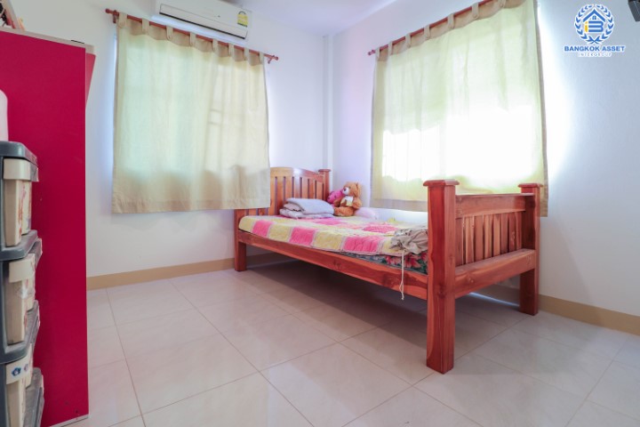 *****บ้านเดี่ยวมือสองย่านนนทบุรี ม.บางกอกการ์เด้นท์ กาญจนาภิเษก บนเนื้อที่ 51 ตร.ว. ฟังก์ชันครบจัดเต็ม 3 ห้องนอน 3 ห้องน้ำ จอดรถ 2 คัน บ้านสวยพร้อมอยู่ บรรยากาศร่มรื่น สงบ บนทำเลที่ดี เดินทางสะดวก ใกล้เซ็นทรัลเวสต์เกต และทางด่วนศรีรัช เพียงไม่กี่นาถึงถึง รถไฟฟ้าสถานี "ตลาดบางใหญ่" พร้อมราคาสุดพิเศษ!